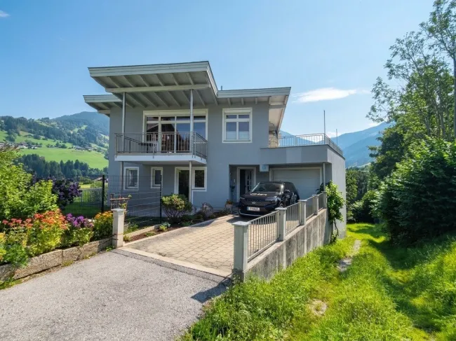 Haus im Grünen ! Modernes großes Familienhaus in Ruhelage - Titelbild