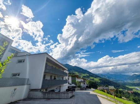 Neuwertige moderne 3-Zi-Wohnung mit großem Aussichtsbalkon & Garage