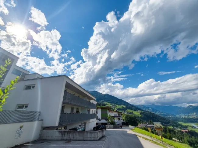 Neuwertige moderne 3-Zi-Wohnung mit großem Aussichtsbalkon & Garage - Titelbild