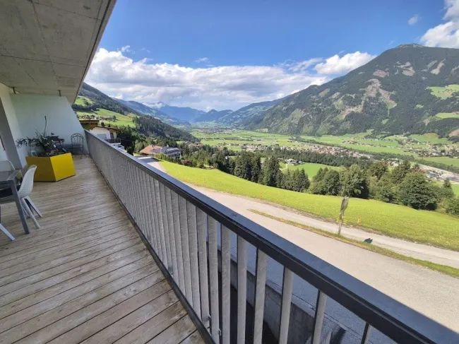 Neuwertige moderne 3-Zi-Wohnung mit großem Aussichtsbalkon & Garage - Bild