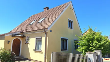 Traismauer - Gemeinlebarn: über 2.500m² Bauland-Kerngebiet mit Einfamilienhaus und Garten mit Altbaumbestand zu kaufen