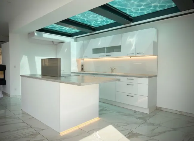 Küchenzeile mit Glasdecke zum Pool auf der Dachterrasse