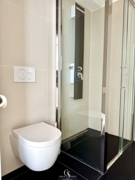 Badezimmer 2 - mit WC, Waschbecken und Dusche