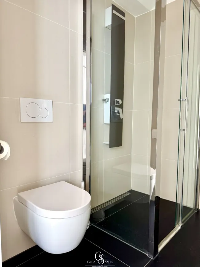 Badezimmer 2 - mit WC, Waschbecken und Dusche