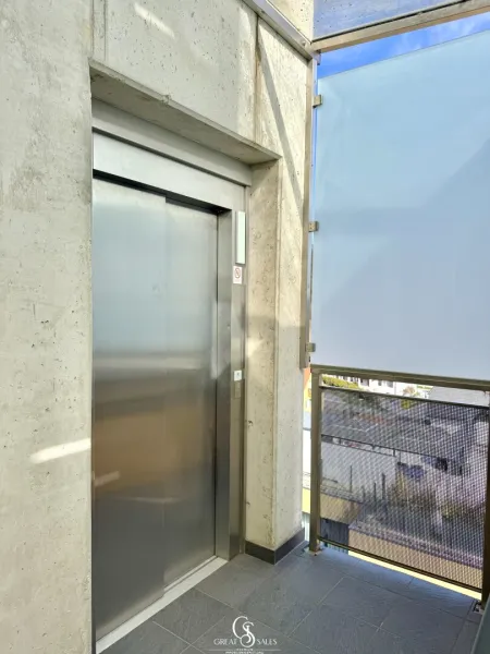 Lift - fährt mit Geheimcode Eingabe exklusiv in den 6. Stock