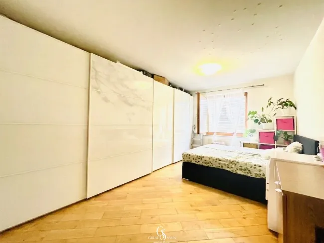 Schlafzimmer mit XXL-Einbauschrank