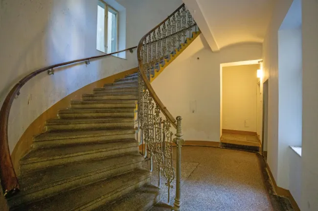 Stiegenhaus mit Lift