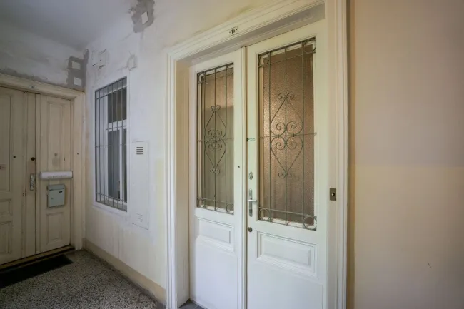 Top 16 Wohnungseingang und Küchenfenster zum Gang