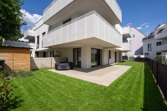 Neuwertige 3-Zimmer-Wohnung unweit Auhofcenter mit 95 m² Eigengarten, Wellnessbereich & Top-Anbindung - Bild