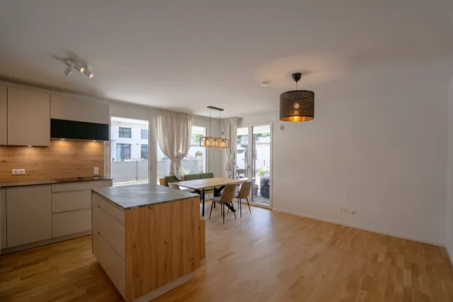 Neuwertige 3-Zimmer-Wohnung unweit Auhofcenter mit 95 m² Eigengarten, Wellnessbereich & Top-Anbindung - Bild