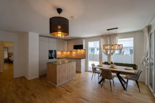 Neuwertige 3-Zimmer-Wohnung unweit Auhofcenter mit 95 m² Eigengarten, Wellnessbereich & Top-Anbindung - Titelbild