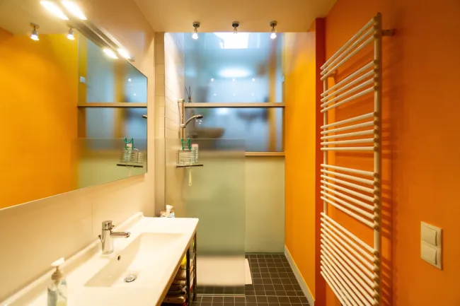 Bad mit Dusche und Sauna