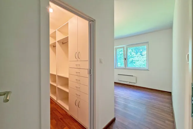 Zimmer 1 mit Schrankraum