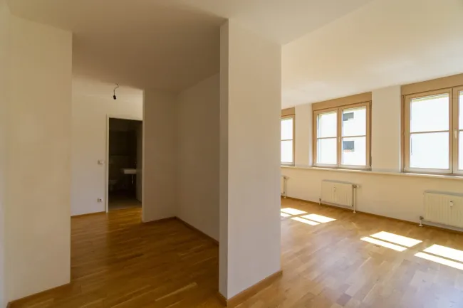 Sicht von Eingangsbereich in Vorzimmer