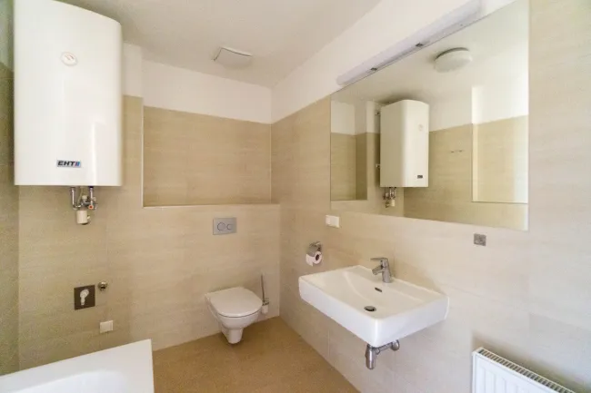 Badezimmer mit Waschbecken und WC