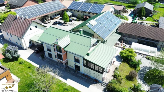 Vierseithof mit neuem Haupthaus: 10 Zimmer, 2,3 ha, Pferde-Paradies möglich! - Bild