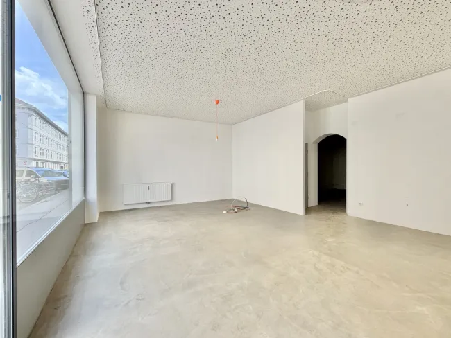 REPRÄSENTATIVES GESCHÄFTSLOKAL MIT GLASFRONT + LAGERHALLE NÄHE TABORSTRASSE ZU VERMIETEN - Bild