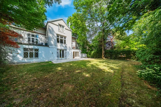TRAUMHAFTE 5 ZIMMER WOHNUNG IM COTTAGE VIERTEL MIT GARTEN + STELLPLATZ - Titelbild