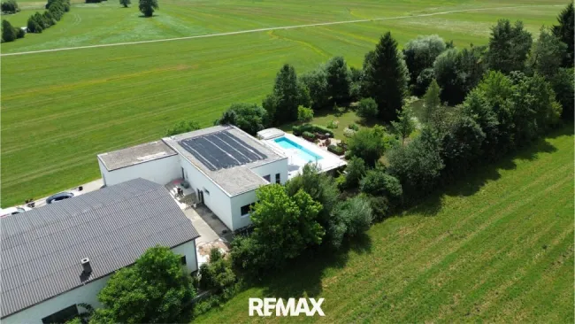 Wohnen und arbeiten in einzigartiger Kombination – moderner Bungalow mit Poollandschaft und Gewerbehalle - Titelbild