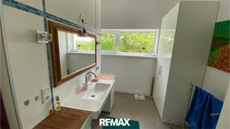 Wohnen und arbeiten in einzigartiger Kombination – moderner Bungalow mit Poollandschaft und Gewerbehalle