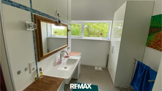 Wohnen und arbeiten in einzigartiger Kombination – moderner Bungalow mit Poollandschaft und Gewerbehalle - Bild