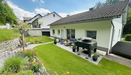Charmantes Einfamilienhaus mit Terrasse, Balkon & Garage
