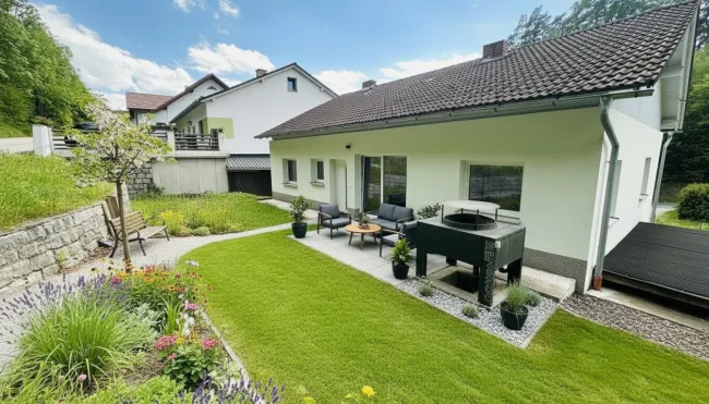Charmantes Einfamilienhaus mit Terrasse, Balkon & Garage - Bild