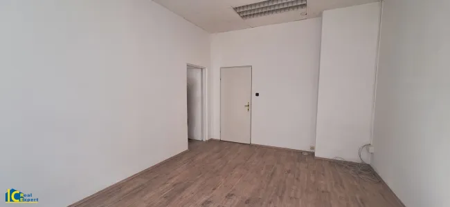 Zugang zum Vorraum und zu einem weiteren Raum