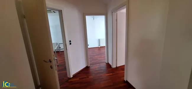 Vorraum mit Blick auf die 3 weiteren zentral begehbaren Räume