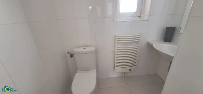 Getrenntes WC mit Handwaschbecken