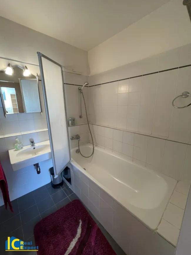 Geräumiges Wohlfühlbad mit Badewanne, Waschmaschinen Anschluss..