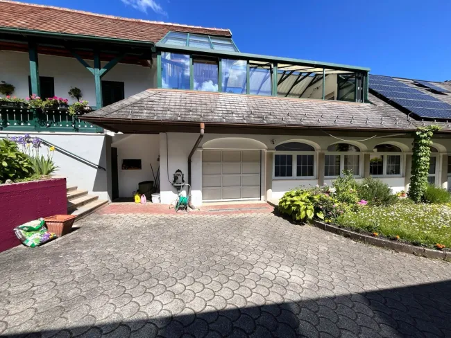 Stilvolles Einfamilienhaus in idyllischer ruhiger Lage in Großpetersdorf - Titelbild