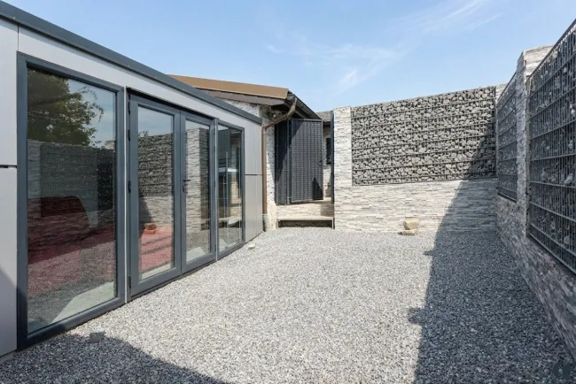 Terrasse zwischen den Gebäuden