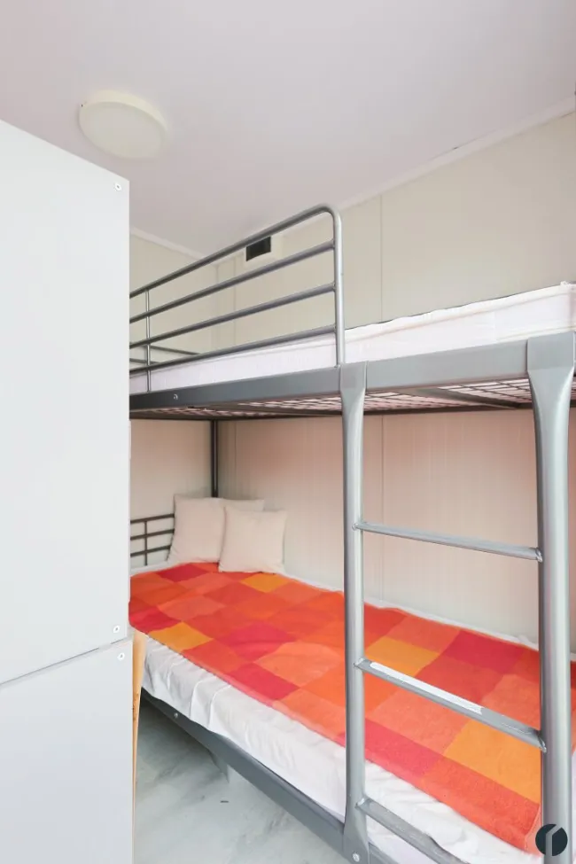 Stockbett im Schlafraum