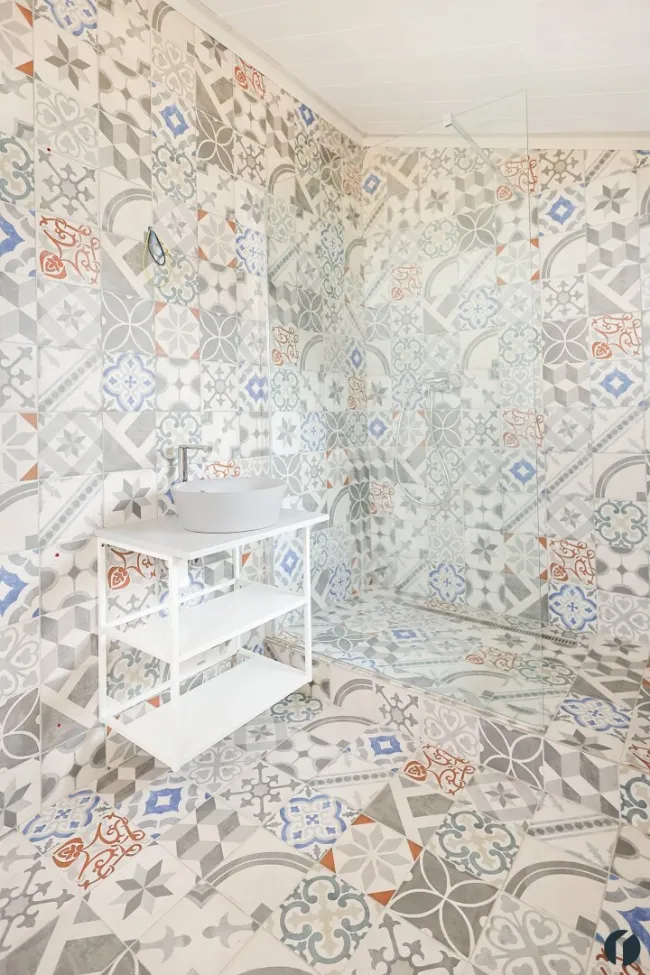 Badezimmer mit Walk-in Dusche
