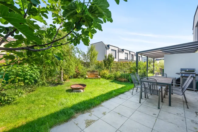 Eckhaus nahe der Lobau – 117 m² Doppelhaushälfte mit 166 m² Garten, Keller & Wärmepumpe - Bild