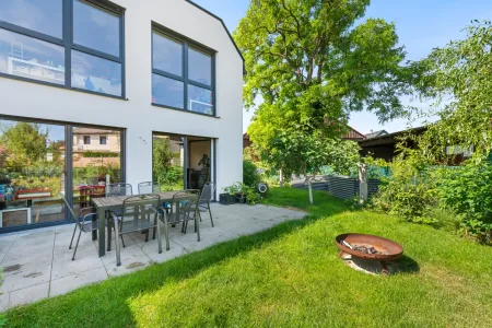 Eckhaus nahe der Lobau – 117 m² Doppelhaushälfte mit 166 m² Garten, Keller & Wärmepumpe