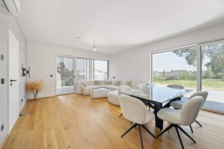 Luxuriöse 3-Zimmer-Gartenwohnung mit 202 m² Privatgarten, zwei optionalen Tiefgaragenplätzen und Swimmingpool-Potenzial