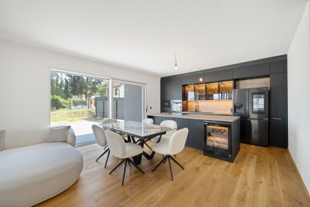 Luxuriöse 3-Zimmer-Gartenwohnung mit 202 m² Privatgarten, zwei optionalen Tiefgaragenplätzen und Swimmingpool-Potenzial