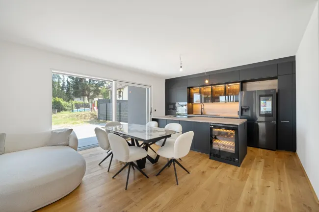 Luxuriöse 3-Zimmer-Gartenwohnung mit 202 m² Privatgarten, zwei optionalen Tiefgaragenplätzen und Swimmingpool-Potenzial - Bild