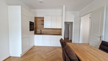 Altbautraum! Stilvolle Ruheoase mit edlem Fischgrätparkett & Süd-Terrasse