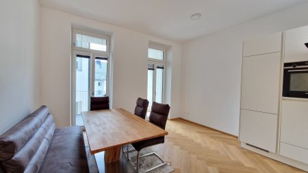 Altbautraum! Stilvolle Ruheoase mit edlem Fischgrätparkett & Süd-Terrasse