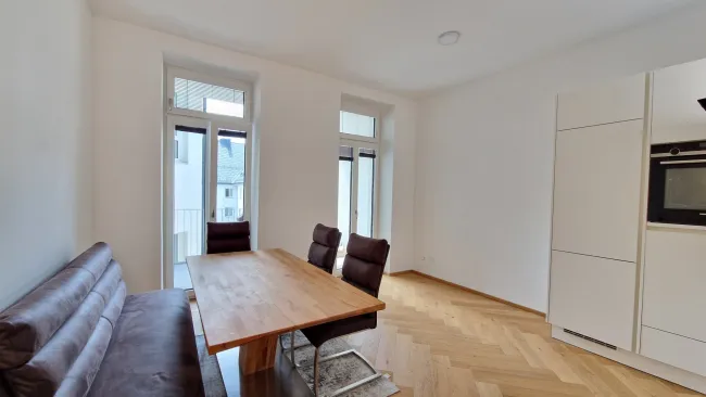 Altbautraum! Stilvolle Ruheoase mit edlem Fischgrätparkett & Süd-Terrasse - Titelbild