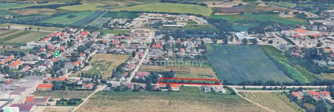 Blick von den Grundstücken auf die Weinberge