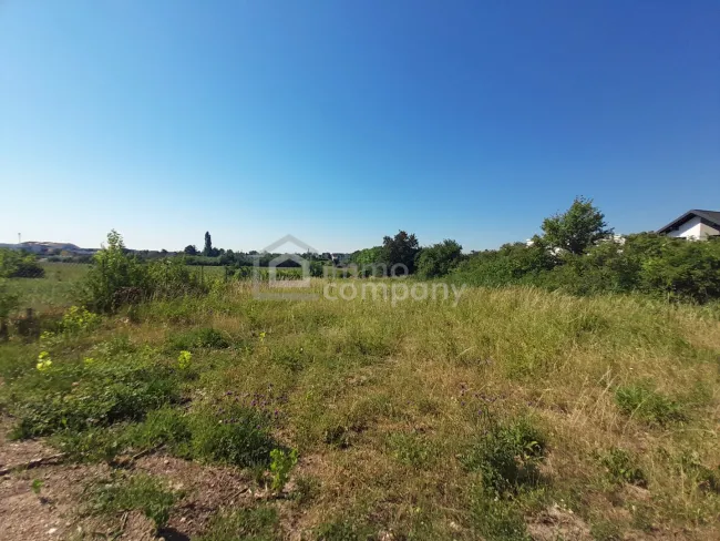 Blick auf die beiden rechten Grundstücke von der Stichstraße aus