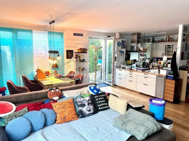 Wohnzimmer u. Küche