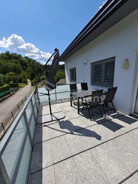 Moderne 2-Zi. Terrassenwohnung mit Garten & Stellplatz in Loosdorf – Neuwertig & hell!