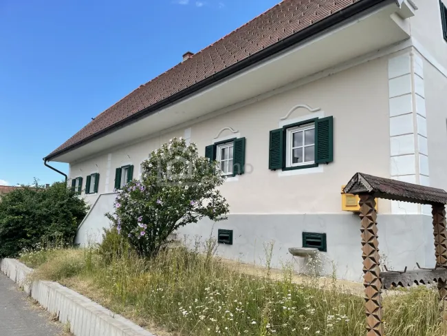Historisches Anwesen mit rund 8.170 m² Bauland (Dorfgebiet) * Raum für Wohnen, Geschichte und neue Ideen - Titelbild