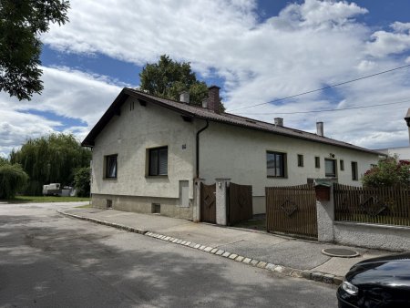 großes Wohnhaus mit 6 Schlafzimmern und Vollkeller