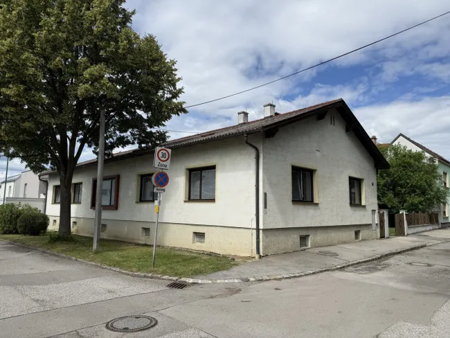 großes Wohnhaus mit 6 Schlafzimmern und Vollkeller - Bild